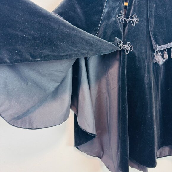 VTG Daisy Kingdom 80s 90s Black Velvet Cloak Cape Hood One Size Whimsigoth - Picture 5 of 10